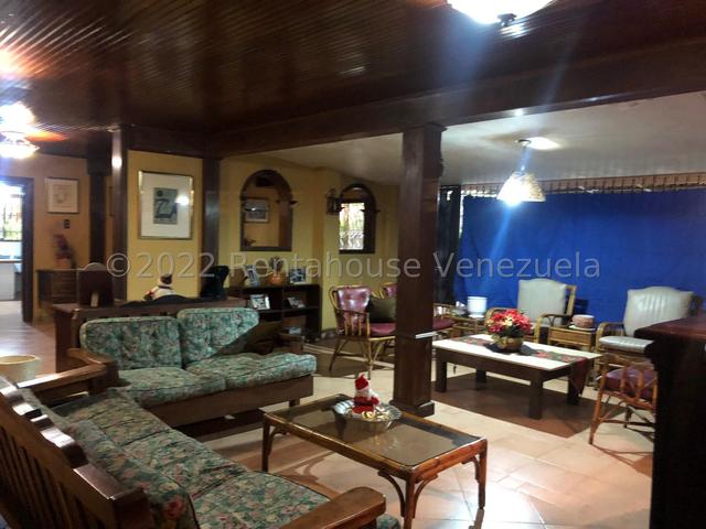 Casa estilo colonial en venta, posee 558m2 5H-5B-6PE, Patio externo y hermosa vista ubicada en Urb Mañongo - Valencia