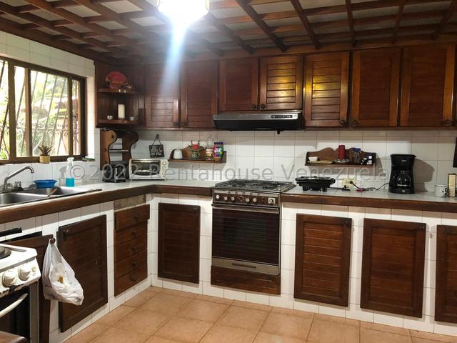 Casa estilo colonial en venta, posee 558m2 5H-5B-6PE, Patio externo y hermosa vista ubicada en Urb Mañongo - Valencia