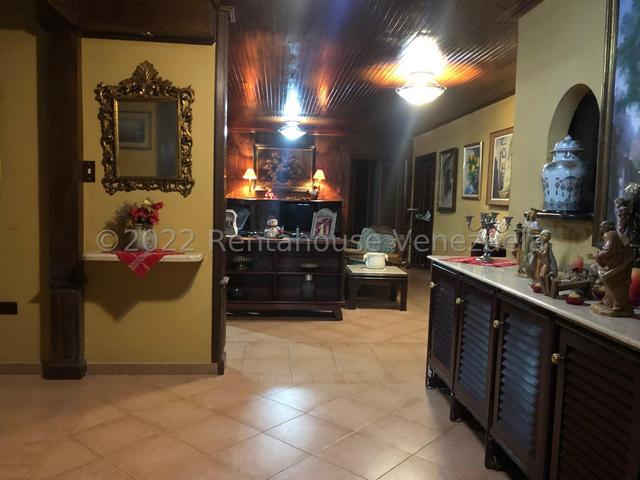 Casa estilo colonial en venta, posee 558m2 5H-5B-6PE, Patio externo y hermosa vista ubicada en Urb Mañongo - Valencia