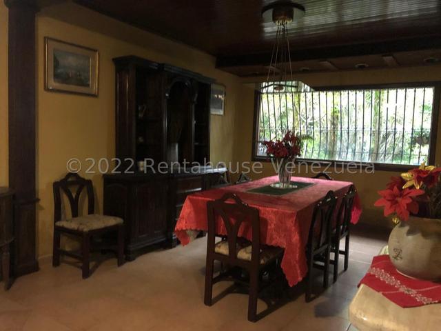 Casa estilo colonial en venta, posee 558m2 5H-5B-6PE, Patio externo y hermosa vista ubicada en Urb Mañongo - Valencia