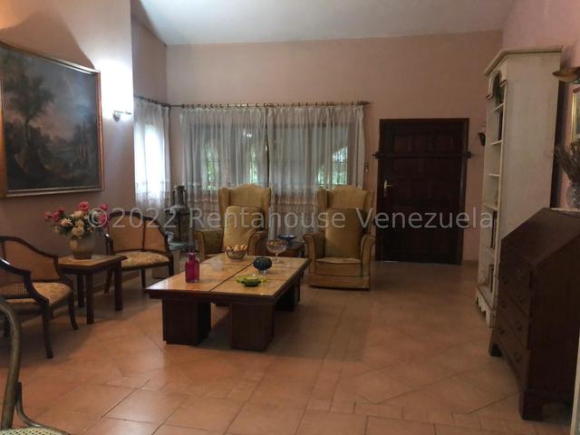 Casa estilo colonial en venta, posee 558m2 5H-5B-6PE, Patio externo y hermosa vista ubicada en Urb Mañongo - Valencia