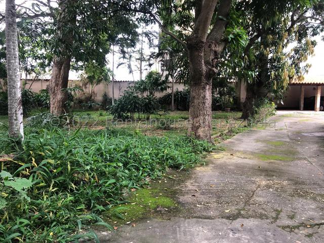 Casa estilo colonial en venta, posee 558m2 5H-5B-6PE, Patio externo y hermosa vista ubicada en Urb Mañongo - Valencia