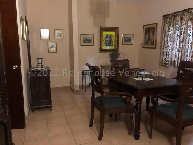 Casa estilo colonial en venta, posee 558m2 5H-5B-6PE, Patio externo y hermosa vista ubicada en Urb Mañongo - Valencia