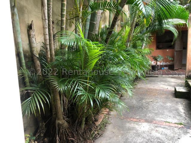 Casa estilo colonial en venta, posee 558m2 5H-5B-6PE, Patio externo y hermosa vista ubicada en Urb Mañongo - Valencia
