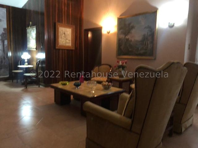 Casa estilo colonial en venta, posee 558m2 5H-5B-6PE, Patio externo y hermosa vista ubicada en Urb Mañongo - Valencia