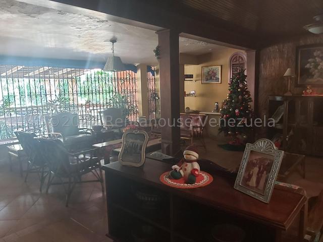 Casa estilo colonial en venta, posee 558m2 5H-5B-6PE, Patio externo y hermosa vista ubicada en Urb Mañongo - Valencia