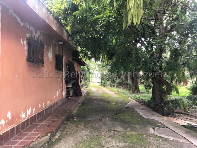 Casa estilo colonial en venta, posee 558m2 5H-5B-6PE, Patio externo y hermosa vista ubicada en Urb Mañongo - Valencia