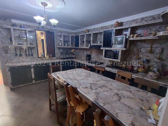 Townhouse en venta 73m2, 2H-3B-2PE, patio, vigilacia 24/7, cocina empotrada, Urb Tazajal - Mañongo 