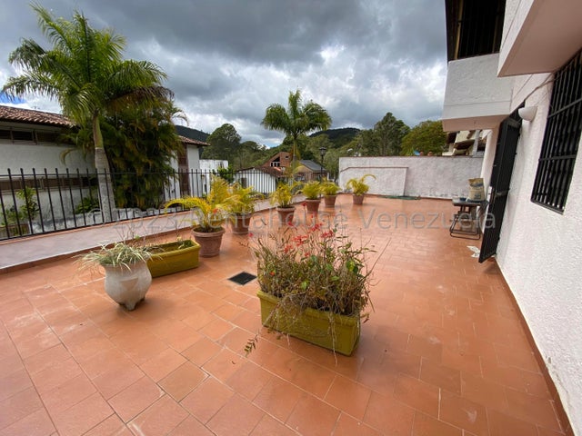 VENTA LA TRINIDAD #26-16095 Oportunidad de amplia y comoda casa ubicada en zona tranquila de poco transito, por documento 449 mts2 de terreno pero la propiedad tiene 700 Mts2 esta casa es una gran oportunidad para invertir y renovar a tu gusto. no esperes mas y contactame