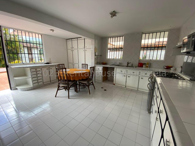 VENTA LA TRINIDAD #26-16095 Oportunidad de amplia y comoda casa ubicada en zona tranquila de poco transito, por documento 449 mts2 de terreno pero la propiedad tiene 700 Mts2 esta casa es una gran oportunidad para invertir y renovar a tu gusto. no esperes mas y contactame
