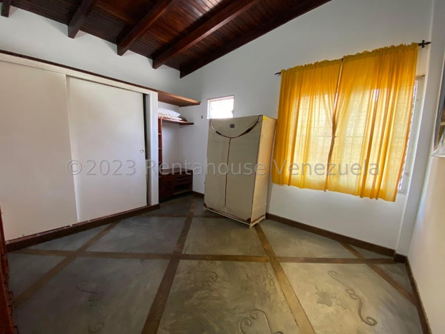 VENTA LA TRINIDAD #26-16095 Oportunidad de amplia y comoda casa ubicada en zona tranquila de poco transito, por documento 449 mts2 de terreno pero la propiedad tiene 700 Mts2 esta casa es una gran oportunidad para invertir y renovar a tu gusto. no esperes mas y contactame