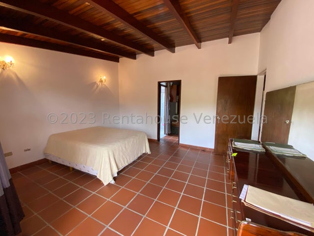 VENTA LA TRINIDAD #26-16095 Oportunidad de amplia y comoda casa ubicada en zona tranquila de poco transito, por documento 449 mts2 de terreno pero la propiedad tiene 700 Mts2 esta casa es una gran oportunidad para invertir y renovar a tu gusto. no esperes mas y contactame