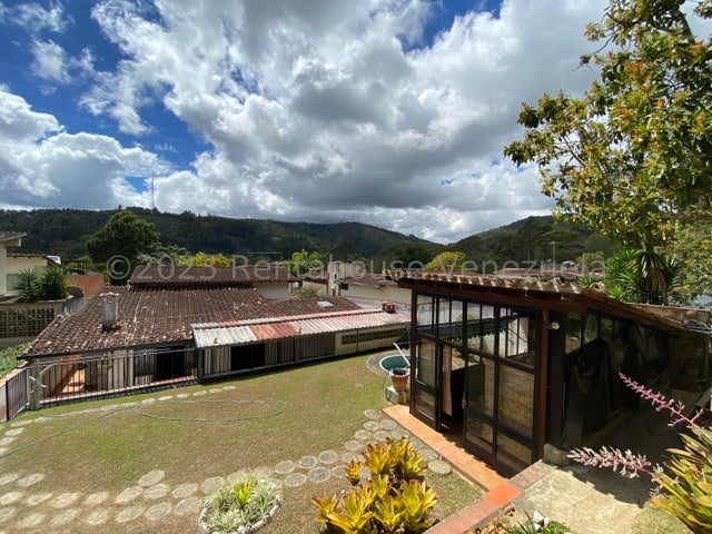VENTA LA TRINIDAD #26-16095 Oportunidad de amplia y comoda casa ubicada en zona tranquila de poco transito, por documento 449 mts2 de terreno pero la propiedad tiene 700 Mts2 esta casa es una gran oportunidad para invertir y renovar a tu gusto. no esperes mas y contactame