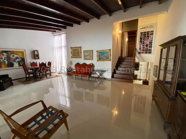 VENTA LA TRINIDAD #26-16095 Oportunidad de amplia y comoda casa ubicada en zona tranquila de poco transito, por documento 449 mts2 de terreno pero la propiedad tiene 700 Mts2 esta casa es una gran oportunidad para invertir y renovar a tu gusto. no esperes mas y contactame