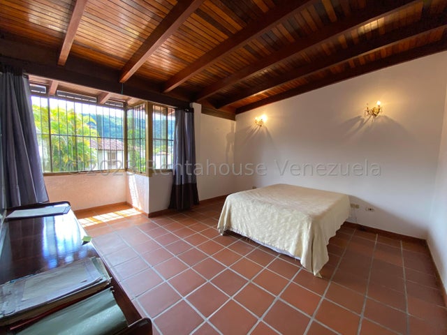 VENTA LA TRINIDAD #26-16095 Oportunidad de amplia y comoda casa ubicada en zona tranquila de poco transito, por documento 449 mts2 de terreno pero la propiedad tiene 700 Mts2 esta casa es una gran oportunidad para invertir y renovar a tu gusto. no esperes mas y contactame