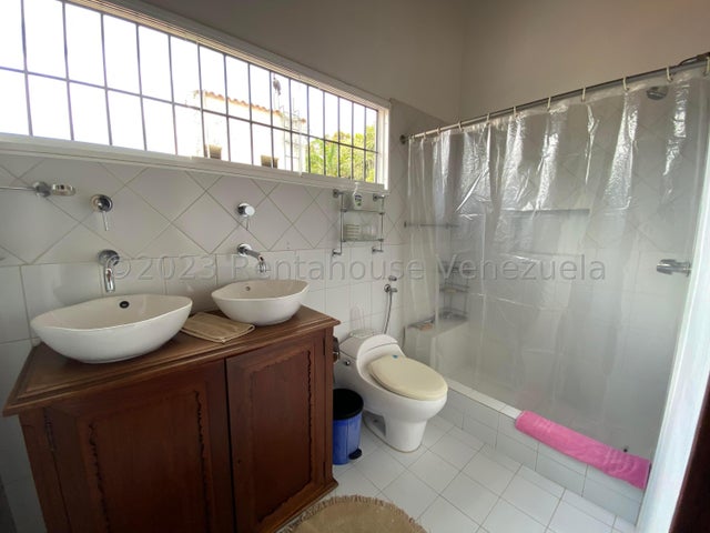 VENTA LA TRINIDAD #26-16095 Oportunidad de amplia y comoda casa ubicada en zona tranquila de poco transito, por documento 449 mts2 de terreno pero la propiedad tiene 700 Mts2 esta casa es una gran oportunidad para invertir y renovar a tu gusto. no esperes mas y contactame