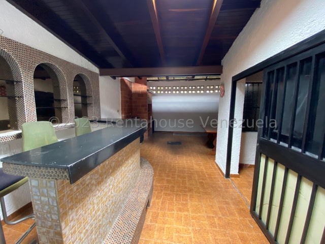 VENTA LA TRINIDAD #26-16095 Oportunidad de amplia y comoda casa ubicada en zona tranquila de poco transito, por documento 449 mts2 de terreno pero la propiedad tiene 700 Mts2 esta casa es una gran oportunidad para invertir y renovar a tu gusto. no esperes mas y contactame
