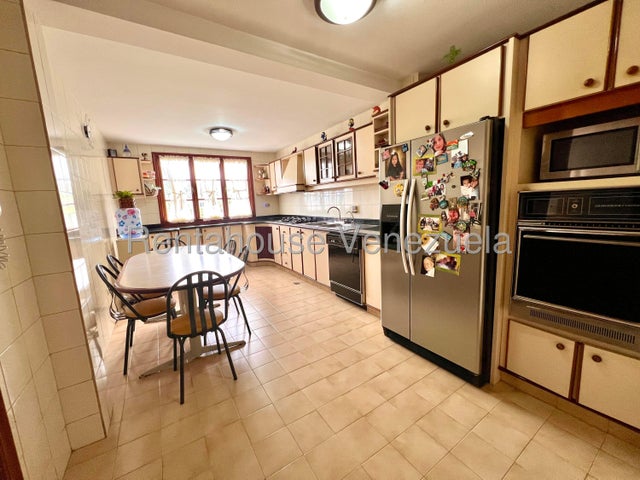 VENTA LOS NARANJOS CAFETAL  #26-20008 Si buscas amplitud, seguridad y un diseño funcional, ésta casa en VENTA ubicada en la Urb. Los Naranjos del Cafetal lo tiene todo. En una calle con circuito cerrado y vigilancia constante para tu total tranquilidad. Distribución Impecable en 3 Niveles: Área Social: Sala, comedor, estudio y cocina independiente. Descanso: 4 amplias habitaciones (2 con baño privado) + Family Room