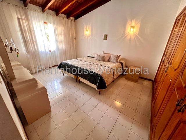 VENTA LOS NARANJOS CAFETAL  #26-20008 Si buscas amplitud, seguridad y un diseño funcional, ésta casa en VENTA ubicada en la Urb. Los Naranjos del Cafetal lo tiene todo. En una calle con circuito cerrado y vigilancia constante para tu total tranquilidad. Distribución Impecable en 3 Niveles: Área Social: Sala, comedor, estudio y cocina independiente. Descanso: 4 amplias habitaciones (2 con baño privado) + Family Room