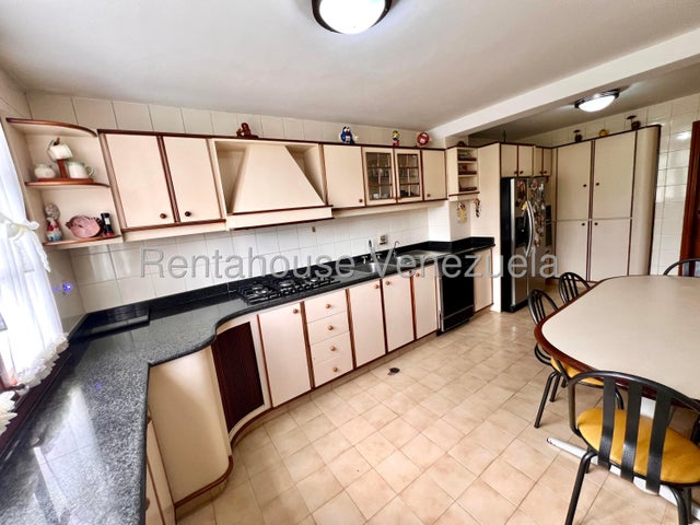 VENTA LOS NARANJOS CAFETAL  #26-20008 Si buscas amplitud, seguridad y un diseño funcional, ésta casa en VENTA ubicada en la Urb. Los Naranjos del Cafetal lo tiene todo. En una calle con circuito cerrado y vigilancia constante para tu total tranquilidad. Distribución Impecable en 3 Niveles: Área Social: Sala, comedor, estudio y cocina independiente. Descanso: 4 amplias habitaciones (2 con baño privado) + Family Room