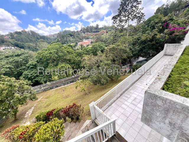 VENTA LOS NARANJOS CAFETAL  #26-20008 Si buscas amplitud, seguridad y un diseño funcional, ésta casa en VENTA ubicada en la Urb. Los Naranjos del Cafetal lo tiene todo. En una calle con circuito cerrado y vigilancia constante para tu total tranquilidad. Distribución Impecable en 3 Niveles: Área Social: Sala, comedor, estudio y cocina independiente. Descanso: 4 amplias habitaciones (2 con baño privado) + Family Room