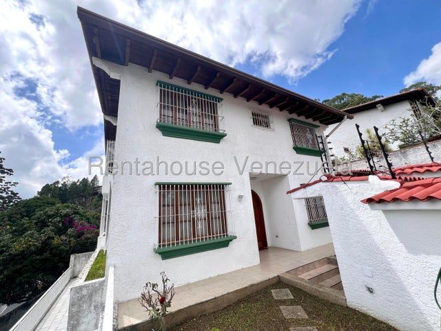 VENTA LOS NARANJOS CAFETAL  #26-20008 Si buscas amplitud, seguridad y un diseño funcional, ésta casa en VENTA ubicada en la Urb. Los Naranjos del Cafetal lo tiene todo. En una calle con circuito cerrado y vigilancia constante para tu total tranquilidad. Distribución Impecable en 3 Niveles: Área Social: Sala, comedor, estudio y cocina independiente. Descanso: 4 amplias habitaciones (2 con baño privado) + Family Room