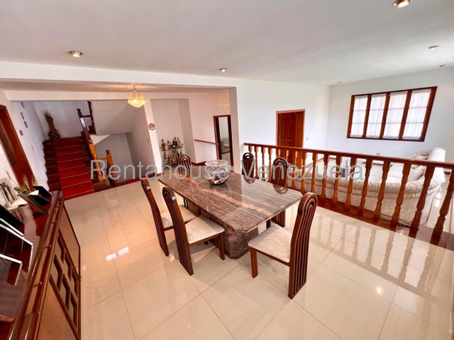VENTA LOS NARANJOS CAFETAL  #26-20008 Si buscas amplitud, seguridad y un diseño funcional, ésta casa en VENTA ubicada en la Urb. Los Naranjos del Cafetal lo tiene todo. En una calle con circuito cerrado y vigilancia constante para tu total tranquilidad. Distribución Impecable en 3 Niveles: Área Social: Sala, comedor, estudio y cocina independiente. Descanso: 4 amplias habitaciones (2 con baño privado) + Family Room