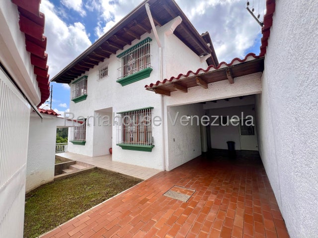 VENTA LOS NARANJOS CAFETAL  #26-20008 Si buscas amplitud, seguridad y un diseño funcional, ésta casa en VENTA ubicada en la Urb. Los Naranjos del Cafetal lo tiene todo. En una calle con circuito cerrado y vigilancia constante para tu total tranquilidad. Distribución Impecable en 3 Niveles: Área Social: Sala, comedor, estudio y cocina independiente. Descanso: 4 amplias habitaciones (2 con baño privado) + Family Room