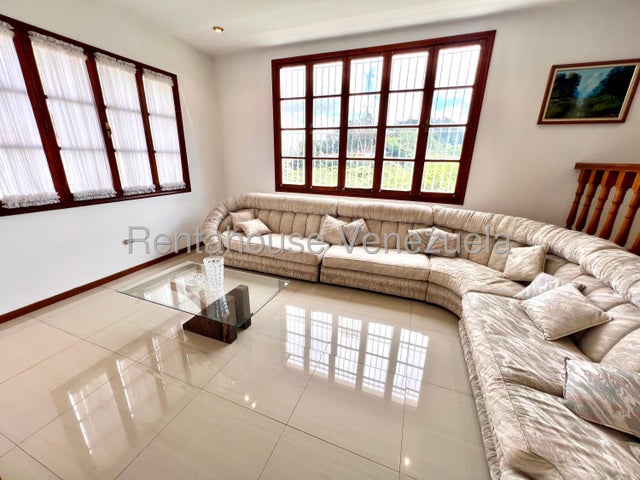 VENTA LOS NARANJOS CAFETAL  #26-20008 Si buscas amplitud, seguridad y un diseño funcional, ésta casa en VENTA ubicada en la Urb. Los Naranjos del Cafetal lo tiene todo. En una calle con circuito cerrado y vigilancia constante para tu total tranquilidad. Distribución Impecable en 3 Niveles: Área Social: Sala, comedor, estudio y cocina independiente. Descanso: 4 amplias habitaciones (2 con baño privado) + Family Room