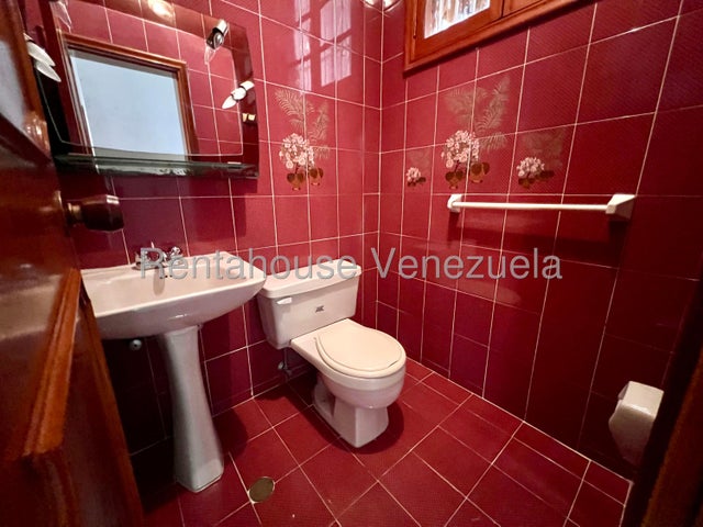 VENTA LOS NARANJOS CAFETAL  #26-20008 Si buscas amplitud, seguridad y un diseño funcional, ésta casa en VENTA ubicada en la Urb. Los Naranjos del Cafetal lo tiene todo. En una calle con circuito cerrado y vigilancia constante para tu total tranquilidad. Distribución Impecable en 3 Niveles: Área Social: Sala, comedor, estudio y cocina independiente. Descanso: 4 amplias habitaciones (2 con baño privado) + Family Room