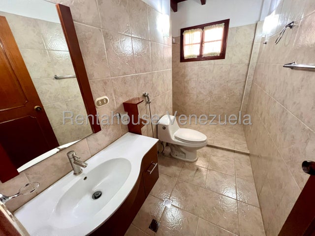 VENTA LOS NARANJOS CAFETAL  #26-20008 Si buscas amplitud, seguridad y un diseño funcional, ésta casa en VENTA ubicada en la Urb. Los Naranjos del Cafetal lo tiene todo. En una calle con circuito cerrado y vigilancia constante para tu total tranquilidad. Distribución Impecable en 3 Niveles: Área Social: Sala, comedor, estudio y cocina independiente. Descanso: 4 amplias habitaciones (2 con baño privado) + Family Room