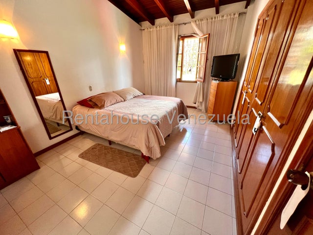 VENTA LOS NARANJOS CAFETAL  #26-20008 Si buscas amplitud, seguridad y un diseño funcional, ésta casa en VENTA ubicada en la Urb. Los Naranjos del Cafetal lo tiene todo. En una calle con circuito cerrado y vigilancia constante para tu total tranquilidad. Distribución Impecable en 3 Niveles: Área Social: Sala, comedor, estudio y cocina independiente. Descanso: 4 amplias habitaciones (2 con baño privado) + Family Room
