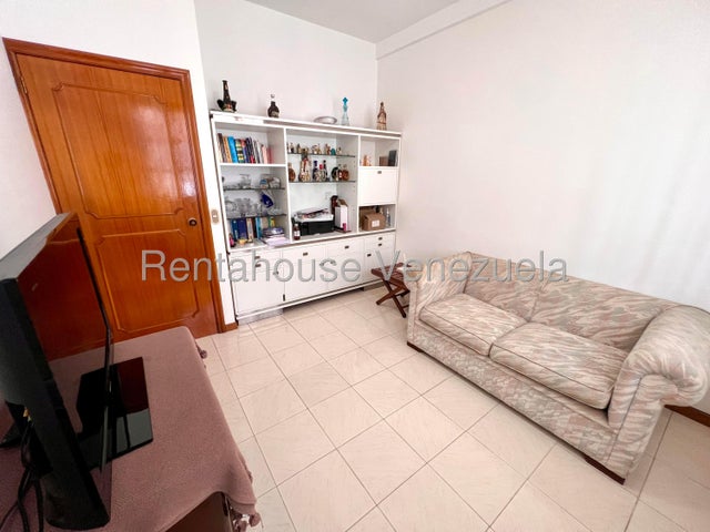 VENTA LOS NARANJOS CAFETAL  #26-20008 Si buscas amplitud, seguridad y un diseño funcional, ésta casa en VENTA ubicada en la Urb. Los Naranjos del Cafetal lo tiene todo. En una calle con circuito cerrado y vigilancia constante para tu total tranquilidad. Distribución Impecable en 3 Niveles: Área Social: Sala, comedor, estudio y cocina independiente. Descanso: 4 amplias habitaciones (2 con baño privado) + Family Room