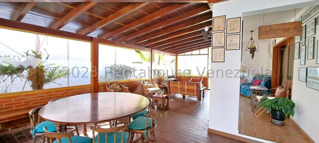 VENTA LOS SAMANES S #26-8280 amplia, practica y comoda casa, de 3 niveles, con espaciosas y agradables areas verdes con parrillera y patio, situada en calle cerrada con vigilancia 24h, bien mantenida; confortables habitaciones; amplio estacionamiento; con regular suministro de agua, ademas de 2 tanques de 10.000 lts c/u; amplio salon/comedor; estudio, cocina y area de servicios, biblioteca; internet fibra optica y TV (Inter)