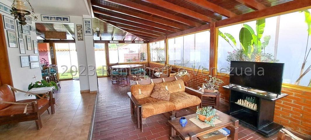 VENTA LOS SAMANES S #26-8280 amplia, practica y comoda casa, de 3 niveles, con espaciosas y agradables areas verdes con parrillera y patio, situada en calle cerrada con vigilancia 24h, bien mantenida; confortables habitaciones; amplio estacionamiento; con regular suministro de agua, ademas de 2 tanques de 10.000 lts c/u; amplio salon/comedor; estudio, cocina y area de servicios, biblioteca; internet fibra optica y TV (Inter)