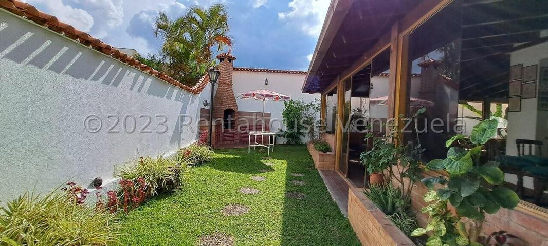 VENTA LOS SAMANES S #26-8280 amplia, practica y comoda casa, de 3 niveles, con espaciosas y agradables areas verdes con parrillera y patio, situada en calle cerrada con vigilancia 24h, bien mantenida; confortables habitaciones; amplio estacionamiento; con regular suministro de agua, ademas de 2 tanques de 10.000 lts c/u; amplio salon/comedor; estudio, cocina y area de servicios, biblioteca; internet fibra optica y TV (Inter)