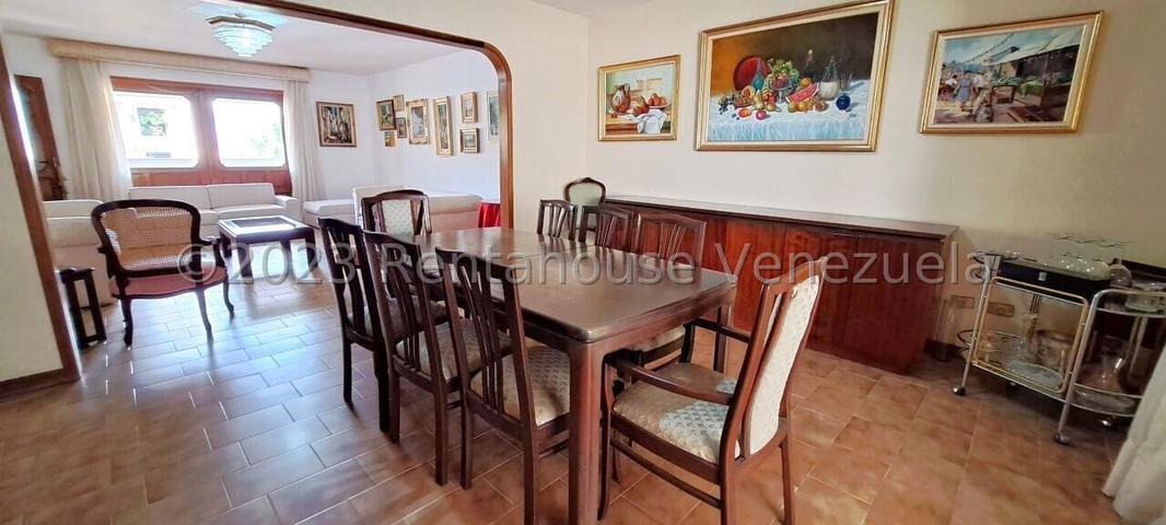 VENTA LOS SAMANES S #26-8280 amplia, practica y comoda casa, de 3 niveles, con espaciosas y agradables areas verdes con parrillera y patio, situada en calle cerrada con vigilancia 24h, bien mantenida; confortables habitaciones; amplio estacionamiento; con regular suministro de agua, ademas de 2 tanques de 10.000 lts c/u; amplio salon/comedor; estudio, cocina y area de servicios, biblioteca; internet fibra optica y TV (Inter)