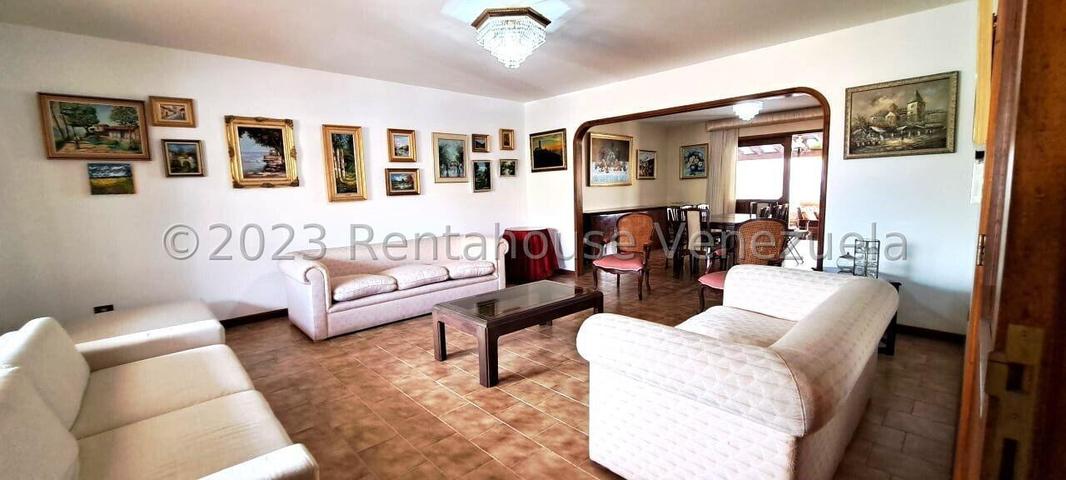 VENTA LOS SAMANES S #26-8280 amplia, practica y comoda casa, de 3 niveles, con espaciosas y agradables areas verdes con parrillera y patio, situada en calle cerrada con vigilancia 24h, bien mantenida; confortables habitaciones; amplio estacionamiento; con regular suministro de agua, ademas de 2 tanques de 10.000 lts c/u; amplio salon/comedor; estudio, cocina y area de servicios, biblioteca; internet fibra optica y TV (Inter)