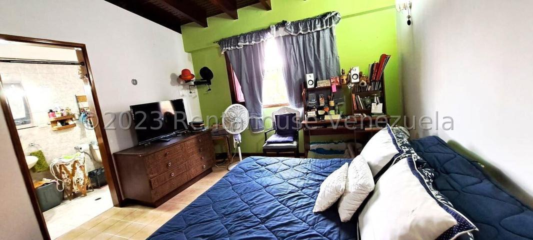 VENTA LOS SAMANES S #26-8280 amplia, practica y comoda casa, de 3 niveles, con espaciosas y agradables areas verdes con parrillera y patio, situada en calle cerrada con vigilancia 24h, bien mantenida; confortables habitaciones; amplio estacionamiento; con regular suministro de agua, ademas de 2 tanques de 10.000 lts c/u; amplio salon/comedor; estudio, cocina y area de servicios, biblioteca; internet fibra optica y TV (Inter)