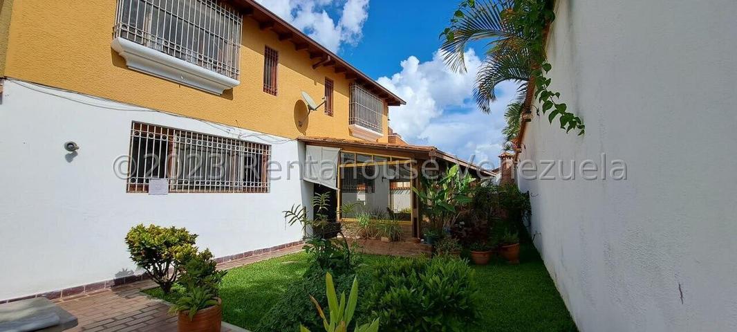 VENTA LOS SAMANES S #26-8280 amplia, practica y comoda casa, de 3 niveles, con espaciosas y agradables areas verdes con parrillera y patio, situada en calle cerrada con vigilancia 24h, bien mantenida; confortables habitaciones; amplio estacionamiento; con regular suministro de agua, ademas de 2 tanques de 10.000 lts c/u; amplio salon/comedor; estudio, cocina y area de servicios, biblioteca; internet fibra optica y TV (Inter)