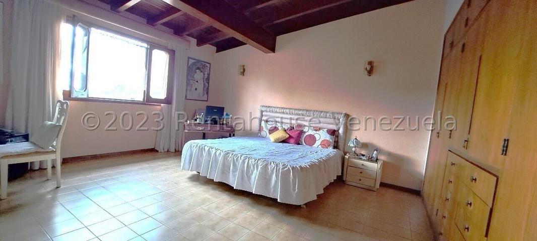 VENTA LOS SAMANES S #26-8280 amplia, practica y comoda casa, de 3 niveles, con espaciosas y agradables areas verdes con parrillera y patio, situada en calle cerrada con vigilancia 24h, bien mantenida; confortables habitaciones; amplio estacionamiento; con regular suministro de agua, ademas de 2 tanques de 10.000 lts c/u; amplio salon/comedor; estudio, cocina y area de servicios, biblioteca; internet fibra optica y TV (Inter)