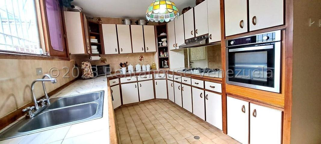 VENTA LOS SAMANES S #26-8280 amplia, practica y comoda casa, de 3 niveles, con espaciosas y agradables areas verdes con parrillera y patio, situada en calle cerrada con vigilancia 24h, bien mantenida; confortables habitaciones; amplio estacionamiento; con regular suministro de agua, ademas de 2 tanques de 10.000 lts c/u; amplio salon/comedor; estudio, cocina y area de servicios, biblioteca; internet fibra optica y TV (Inter)