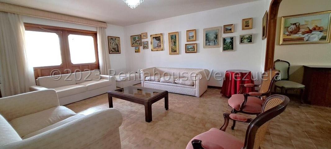 VENTA LOS SAMANES S #26-8280 amplia, practica y comoda casa, de 3 niveles, con espaciosas y agradables areas verdes con parrillera y patio, situada en calle cerrada con vigilancia 24h, bien mantenida; confortables habitaciones; amplio estacionamiento; con regular suministro de agua, ademas de 2 tanques de 10.000 lts c/u; amplio salon/comedor; estudio, cocina y area de servicios, biblioteca; internet fibra optica y TV (Inter)