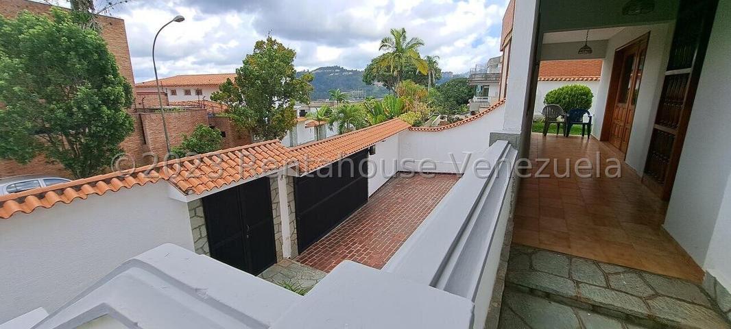 VENTA LOS SAMANES S #26-8280 amplia, practica y comoda casa, de 3 niveles, con espaciosas y agradables areas verdes con parrillera y patio, situada en calle cerrada con vigilancia 24h, bien mantenida; confortables habitaciones; amplio estacionamiento; con regular suministro de agua, ademas de 2 tanques de 10.000 lts c/u; amplio salon/comedor; estudio, cocina y area de servicios, biblioteca; internet fibra optica y TV (Inter)