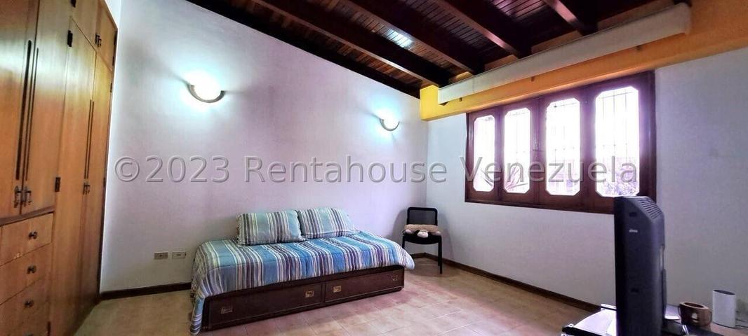 VENTA LOS SAMANES S #26-8280 amplia, practica y comoda casa, de 3 niveles, con espaciosas y agradables areas verdes con parrillera y patio, situada en calle cerrada con vigilancia 24h, bien mantenida; confortables habitaciones; amplio estacionamiento; con regular suministro de agua, ademas de 2 tanques de 10.000 lts c/u; amplio salon/comedor; estudio, cocina y area de servicios, biblioteca; internet fibra optica y TV (Inter)