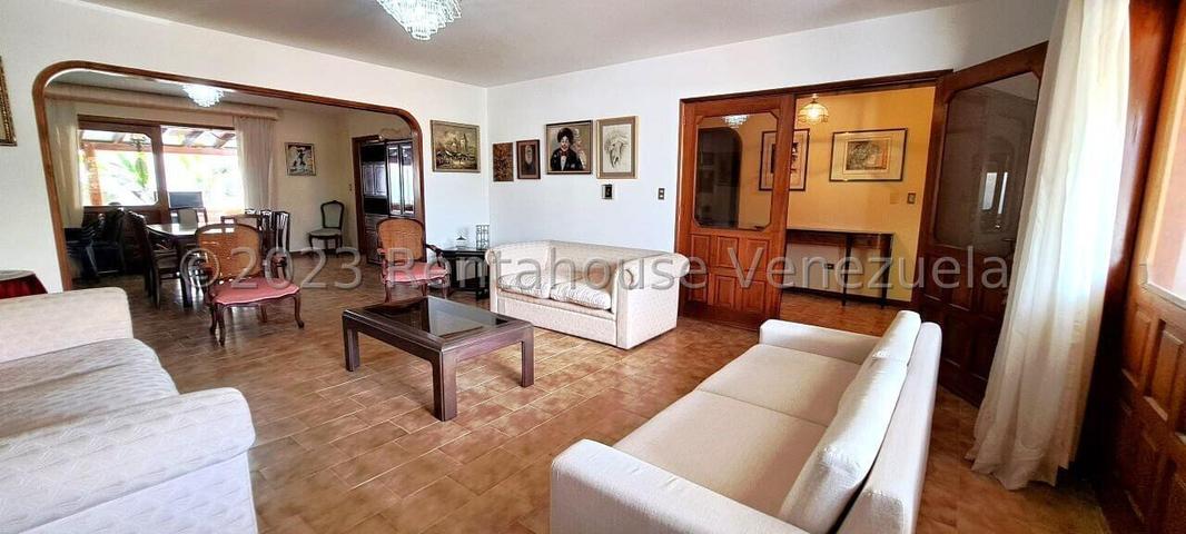 VENTA LOS SAMANES S #26-8280 amplia, practica y comoda casa, de 3 niveles, con espaciosas y agradables areas verdes con parrillera y patio, situada en calle cerrada con vigilancia 24h, bien mantenida; confortables habitaciones; amplio estacionamiento; con regular suministro de agua, ademas de 2 tanques de 10.000 lts c/u; amplio salon/comedor; estudio, cocina y area de servicios, biblioteca; internet fibra optica y TV (Inter)