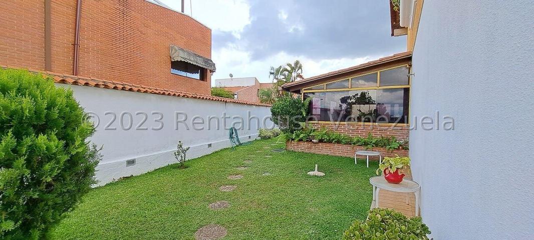 VENTA LOS SAMANES S #26-8280 amplia, practica y comoda casa, de 3 niveles, con espaciosas y agradables areas verdes con parrillera y patio, situada en calle cerrada con vigilancia 24h, bien mantenida; confortables habitaciones; amplio estacionamiento; con regular suministro de agua, ademas de 2 tanques de 10.000 lts c/u; amplio salon/comedor; estudio, cocina y area de servicios, biblioteca; internet fibra optica y TV (Inter)