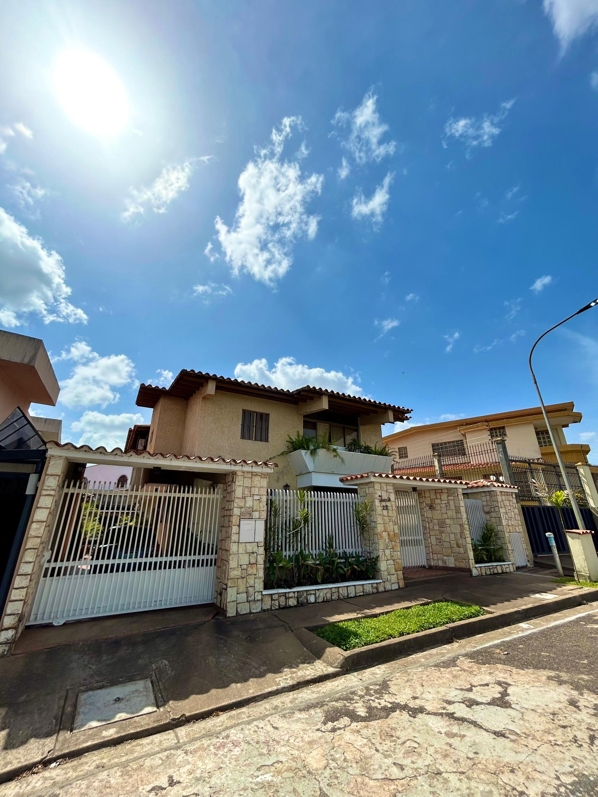EN VENTA CASA AMPLIA Y CONFORTABLE UBICADA EN