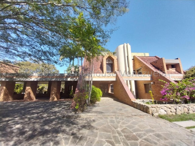 24-21834  RAH Impresionante Casa de 4 Niveles