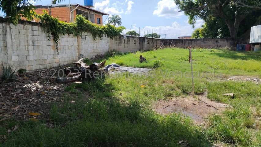 24-12464 RAH Amplio terreno con bienechuria e